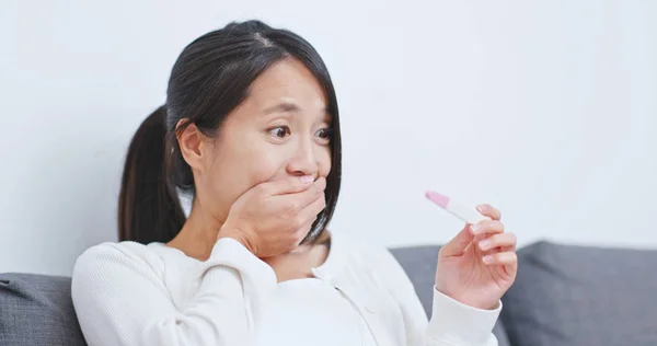 Vrouw Krijgen Positieve Uitslag Zwangerschapstest — Stockfoto
