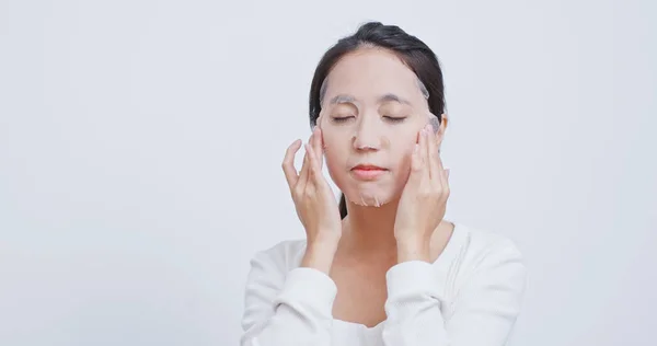 Vrouw Gebruik Van Papieren Masker Thuis — Stockfoto