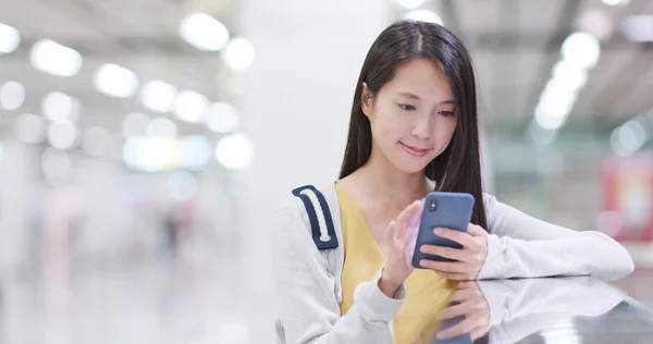 Mujer Usando Teléfono Móvil Centro Comercial — Foto de Stock