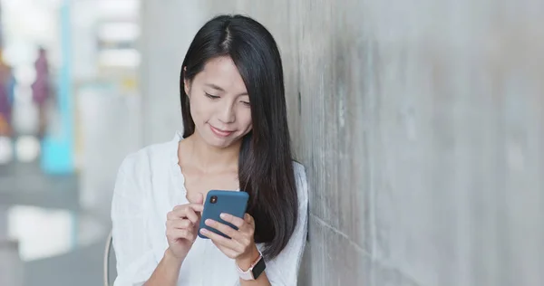 Mujer Enviando Sms Teléfono Celular — Foto de Stock