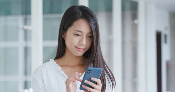 Jovem Mulher Usando Telefone Celular — Fotografia de Stock