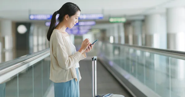 在机场使用智能手机的妇女 — 图库照片