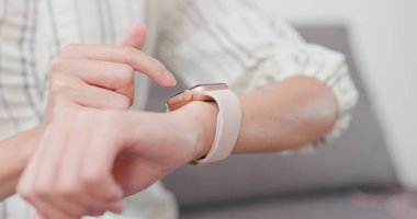 Akıllı izle kullanan kadın