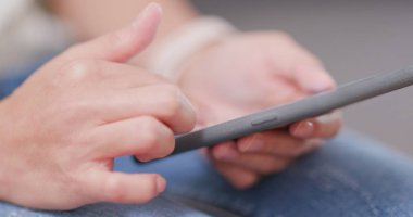 Cep telefonu kullanan kadın