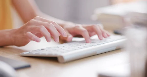 Femme Tapant Sur Clavier Ordinateur — Photo