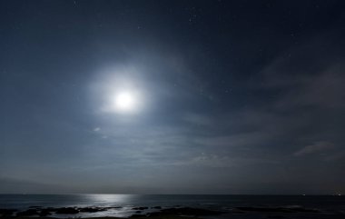 Yıldızlar ve ay gece gökyüzünde