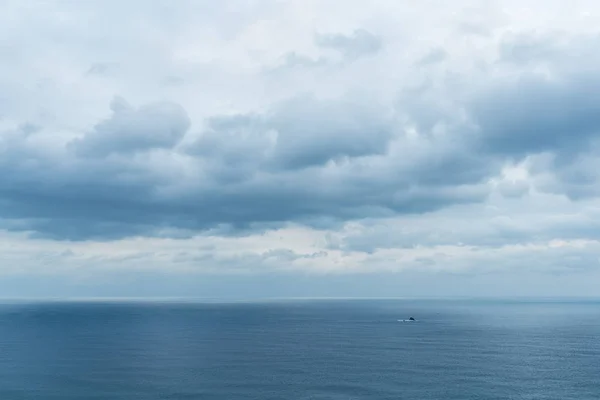 多云的天空与蓝色的大海 — 图库照片
