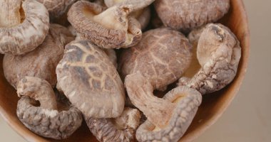 Kurutulmuş mantar yığını kapat