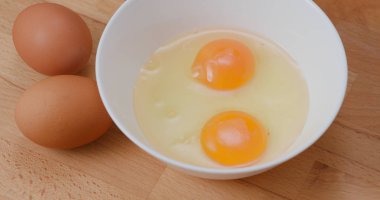 Son dakika yumurta bir kapta yakın çekim