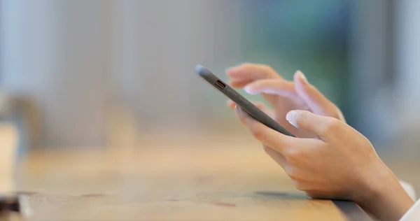 Vrouw Met Behulp Van Smartphone Met Vervaging Achtergrond — Stockfoto