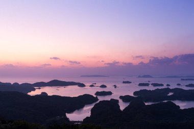 Japonya'da Kujuku Adaları'nda günbatımı