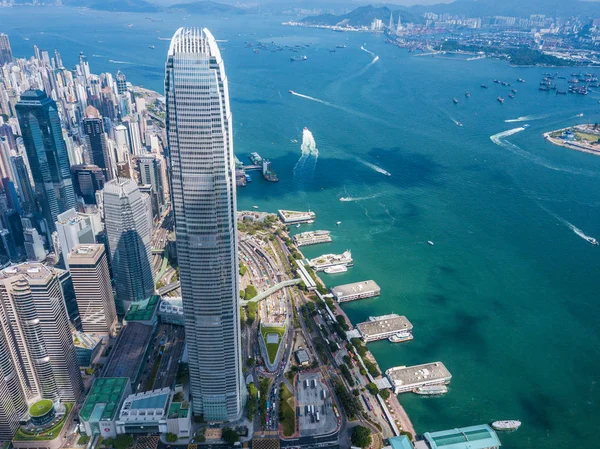 香港商业区上空无人驾驶飞机飞过 — 图库照片