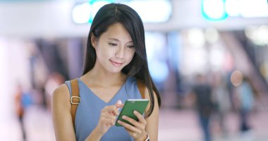 Cep telefonu için online alışveriş merkezi içinde kullanan kadın