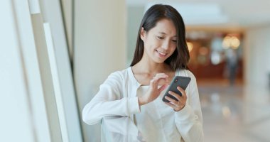 Cep telefonu bölmesi içinde üzerinde çalışan kadın