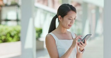 Genç kadın, açık istimal hareket eden telefon