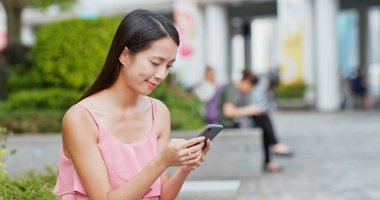 cep telefonu açık, kullanan kadın