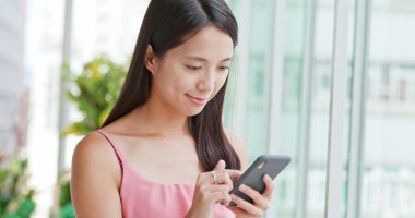 Smartphone için online alışveriş merkezi içinde kullanan kadın