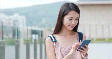 Şehirde cep telefonu kullanan kadın