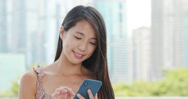 Şehirde cep telefonu kullanan kadın