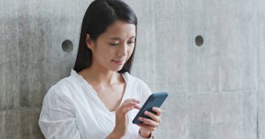 Cep telefonundan mesaj gönderen kadın