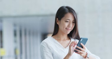 Asyalı kadın kampüs içinde istimal hareket eden telefon