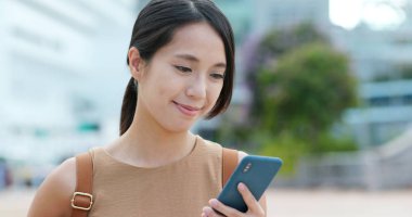 cep telefonu açık, kullanan kadın