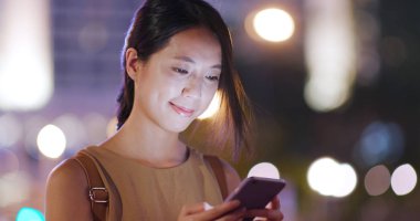 cep telefonuyla şehirde gece kadın