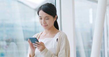 Havaalanında cep telefonu kullanan kadın