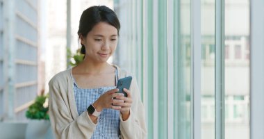 Alışveriş Merkezi içinde Smartphone kullanan kadın