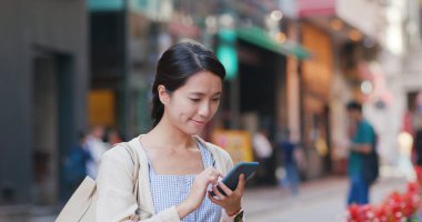 Online cep telefonu kullanan kadın