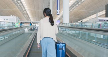 Havaalanı Bagaj ile yürüyen kadın