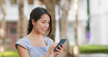 cep telefonu açık, kullanan kadın