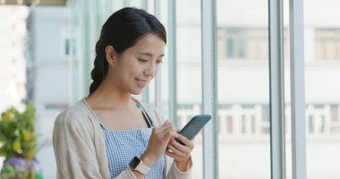 Alışveriş Merkezi içinde cep telefonu kullanan kadın