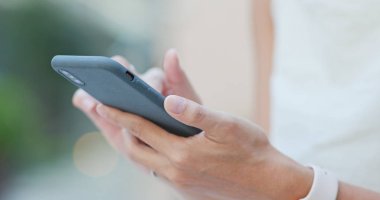 Şehirde cep telefonu kullanan bir kadın.