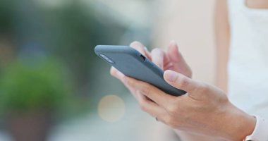 Şehirde cep telefonu kullanan bir kadın.