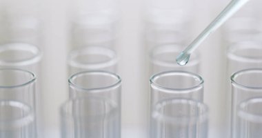 Mavi sıvı test tüplerde bırak 