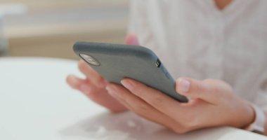 Görüntü arka plan ile akıllı telefon kullanan kadın 