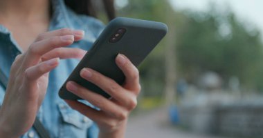 Elinde akıllı telefon kullanan kadın