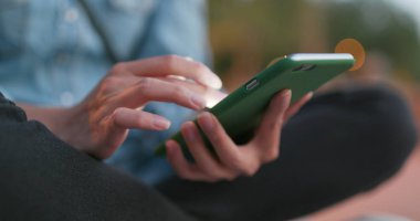 Cep telefonu kullanan kadına yakınlaş