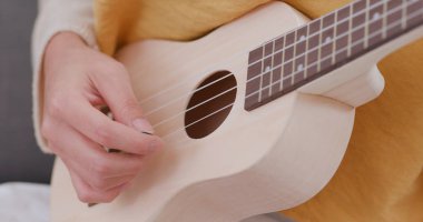Kadın pratik ukulele evde