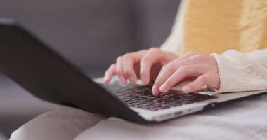 Dizüstü bilgisayar üzerinde çalışan kadın