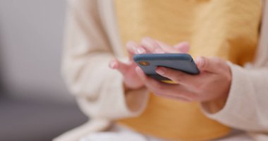 Cep telefonu kullanan kadın