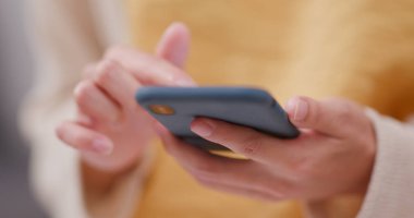Cep telefonu kullanan kadın