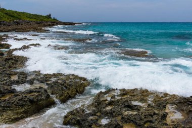 Dalgalar deniz ve rock görünümü