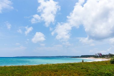 Güzel bir plaj ve bulutlu gökyüzü 