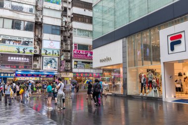 Tsim Sha Tsui, Hong Kong - 17 Ağustos, 2018: yağmur gün Hong Kong Caddesi'nin