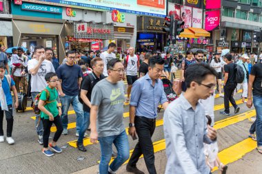 Tsim Sha Tsui, Hong Kong - 17 Ağustos, 2018: insanlar şehir kapısı
