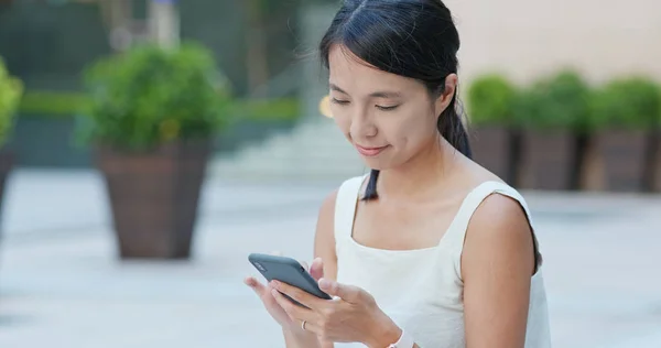 屋外で携帯電話を使用して若い女性 — ストック写真