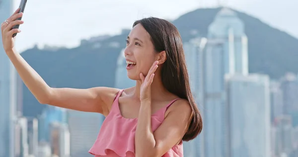 Kobieta Biorąc Fotonów Telefon Mieście Hongkong — Zdjęcie stockowe