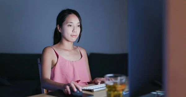 Vrouw Die Werkt Computer Thuis Avond — Stockfoto